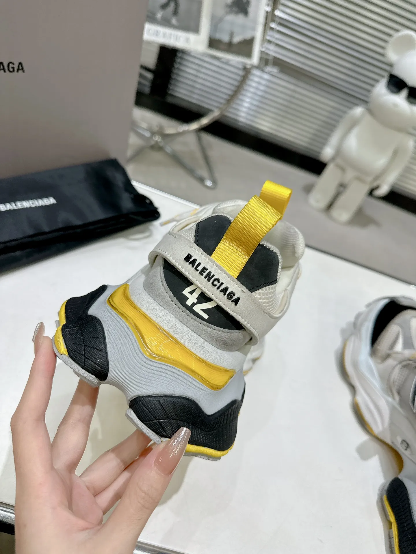 👟👟Ex-factory price 900👟👟 Balenciaga SUMMER 24 Cargo Sneaker Global Limited Edition (JDL) top version super hot! The ultimate secret of 6XL. With the release of Balenciaga's summer 24 series, the 6XL sneakers worn by Liu Haoran on the show once again became a fashion talking point. As soon as the show ended, many bloggers posted reviews of these shoes and comparisons with the 3XL. Looking closely at the whole shoe, there is a larger variant of the "B" logo and a smaller bright yellow as embellishment. The upper material is still normal leather + mesh. All pairs of original materials. Number of yards: 35-45 yards.